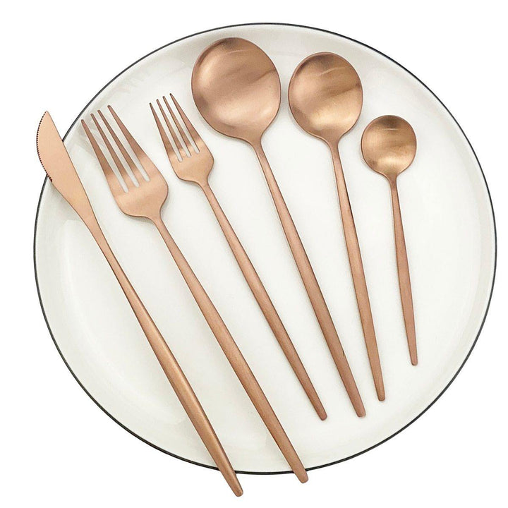 Minimalistisk, mat bestiksæt i rustfrit stål på trægrund, elegant til hverdags- og festlige lejligheder