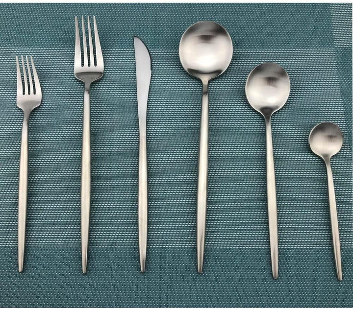Minimalistisk, mat bestiksæt i rustfrit stål på trægrund, elegant til hverdags- og festlige lejligheder