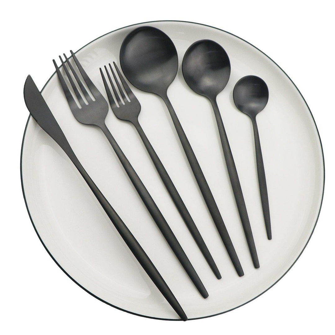Minimalistisk, mat bestiksæt i rustfrit stål på trægrund, elegant til hverdags- og festlige lejligheder