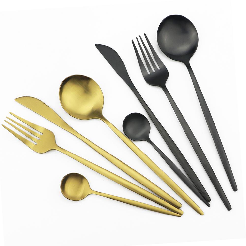 Minimalistisk, mat bestiksæt i rustfrit stål på trægrund, elegant til hverdags- og festlige lejligheder