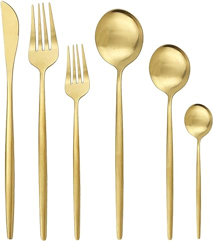 Minimalistisk, mat bestiksæt i rustfrit stål på trægrund, elegant til hverdags- og festlige lejligheder