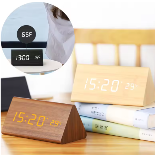 Minimalistisk LED træur med digital tidsvisning, perfekt til moderne indretning.