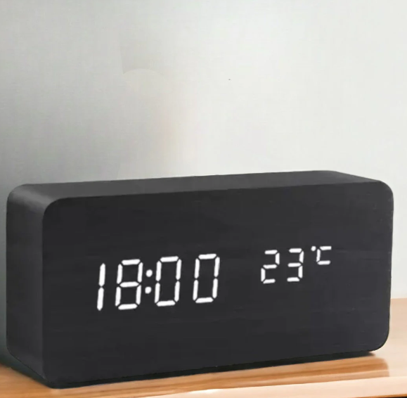 Elegant digitalt ur af træ, med alarmfunktion og tydelig LED skærm til ethvert rum.