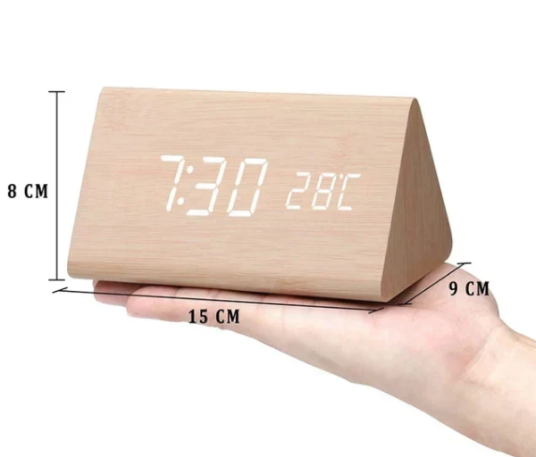 LED træur til skrivebordet. Minimalistisk design og digital visning af tid.