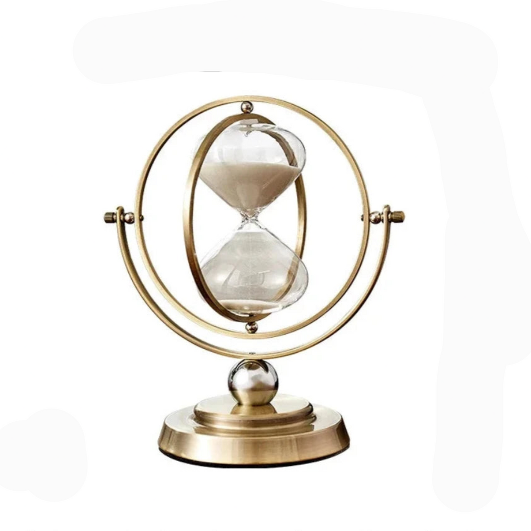 Minimalistisk timeglas i guld. Elegant sandur til moderne indretning af hjem og kontor, tidløs dekoration.