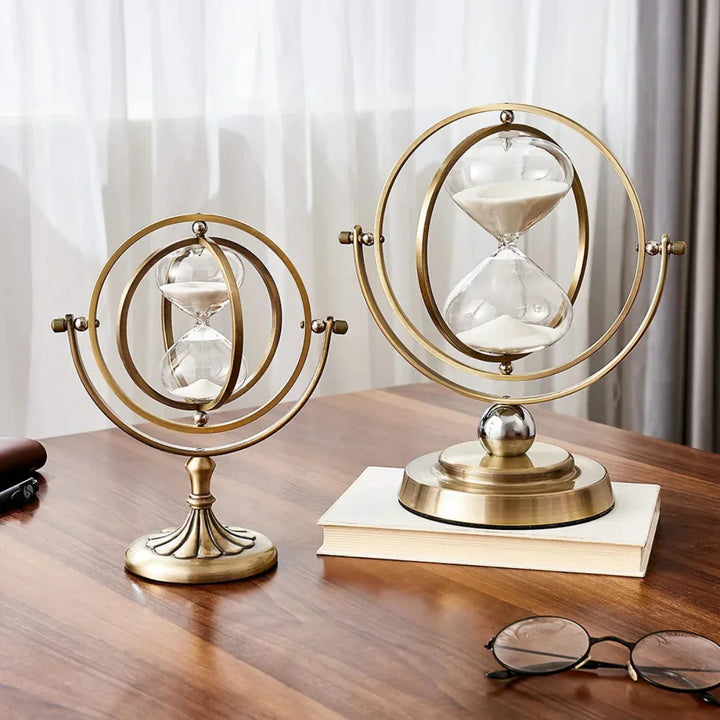 Elegant timeglas med guldramme. Smukt sandur til indretning, skaber en rolig atmosfære i ethvert rum.