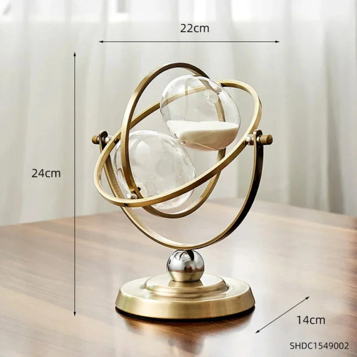 Smukt guld timeglas for indretning. Et elegant sandur der fanger øjet og komplementerer din boligstil.