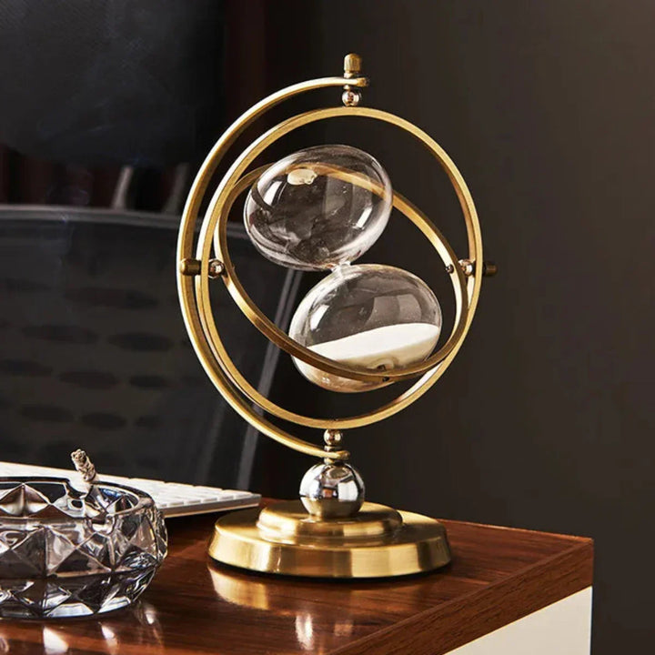 Minimalistisk guld timeglas. Dekorativt sandur, perfekt til at tilføje elegance til din boligindretning.