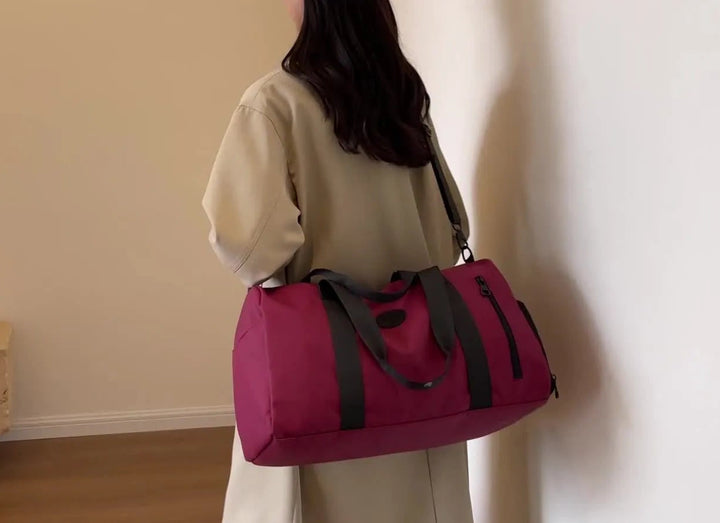 Organiseret letvægts rejsetaske med separat skorum holder tøj og sko adskilt. Perfekt til håndbagage.