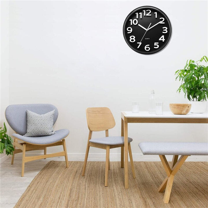 Minimalistisk 3D vægur med store, letlæselige tal. Moderne vægdekoration, der passer til ethvert rum.