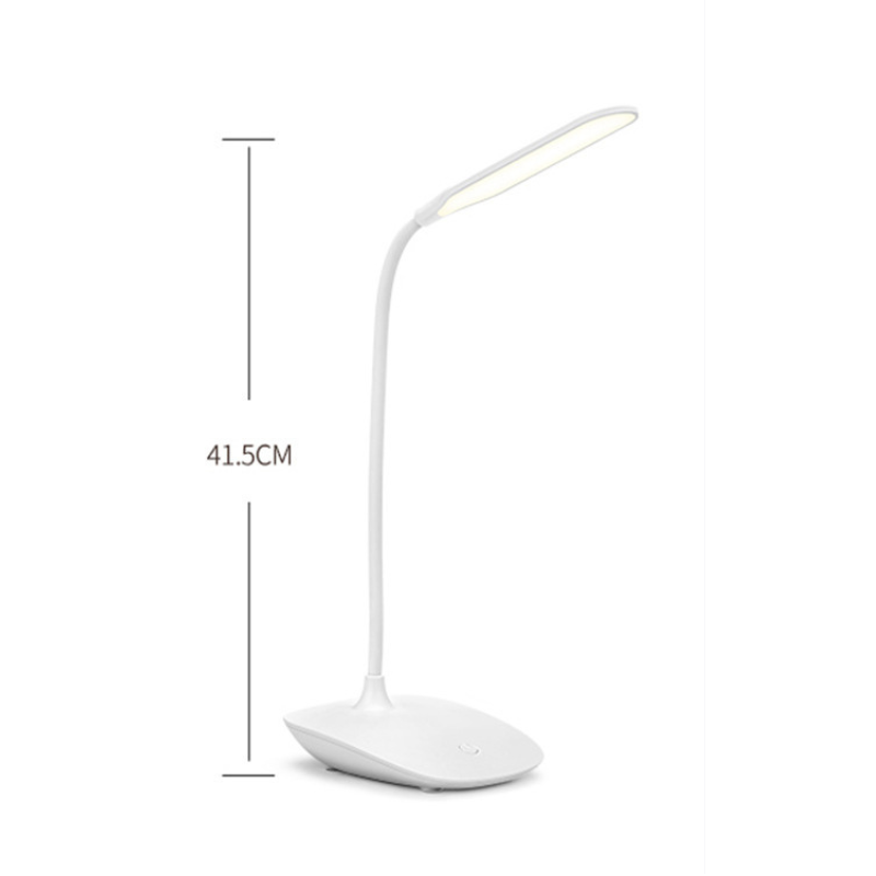 Hånd aktiverer en bærbar LED bordlampe med touch-funktion. Nem og intuitiv betjening af moderne belysning.