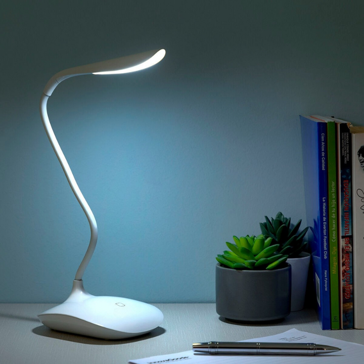 Stilfuld LED skrivebordslampe med touch-kontrol. Bærbar og trådløs designlampe for optimal arbejdsbelysning.