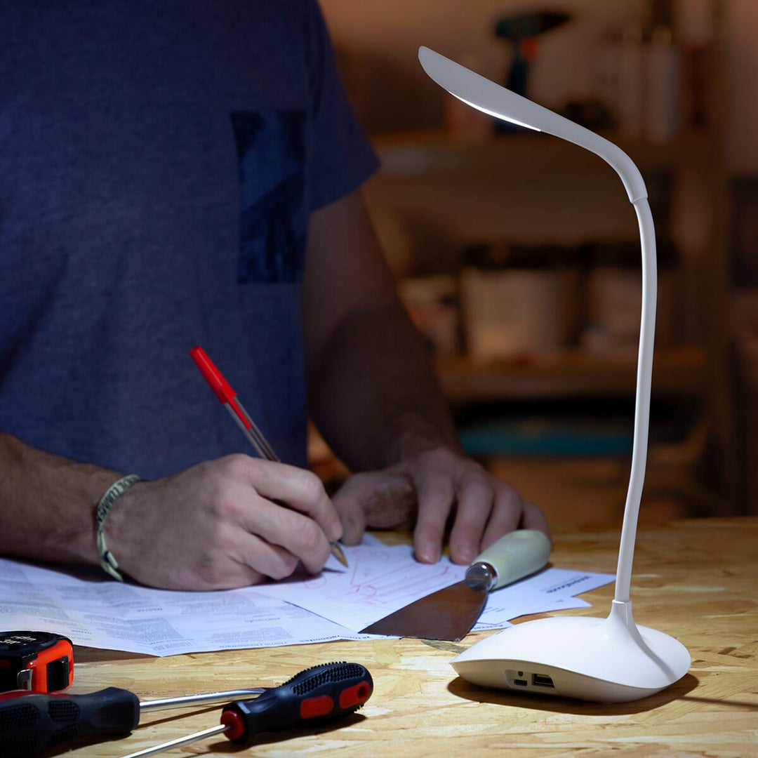 Praktisk LED natlampe med blødt lys. Genopladelig bordlampe, perfekt til soveværelset eller børneværelset.