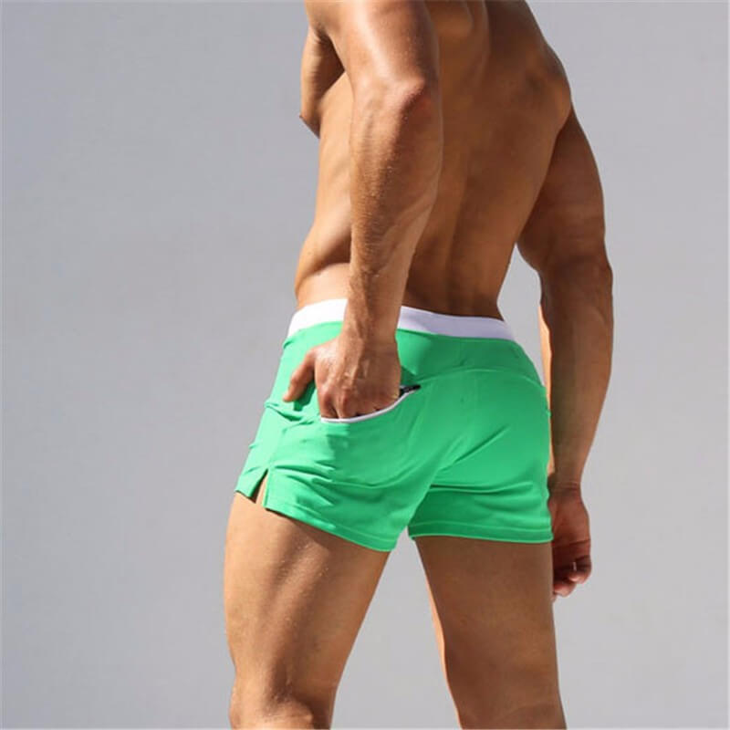 Moderne badeshorts, model 2024 i armygrøn, elegant design, komfortlinning, ideel til strand eller svømmehal, stilfuldt look