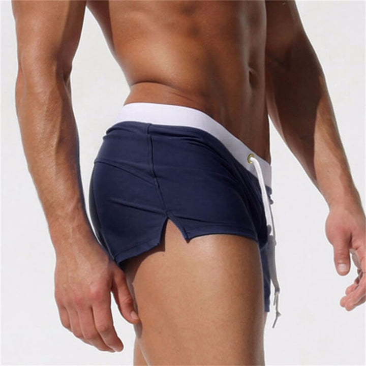 Moderne badeshorts, model 2024 i armygrøn, elegant design, komfortlinning, ideel til strand eller svømmehal, stilfuldt look