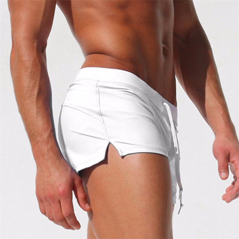 Moderne badeshorts, model 2024 i armygrøn, elegant design, komfortlinning, ideel til strand eller svømmehal, stilfuldt look