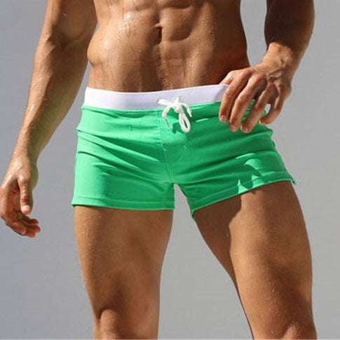 "Moderne Badehose 2024 in Armee grün, elegantes Design, Komfortbund, ideal für Strand oder Schwimmbad, stilvoller Look"