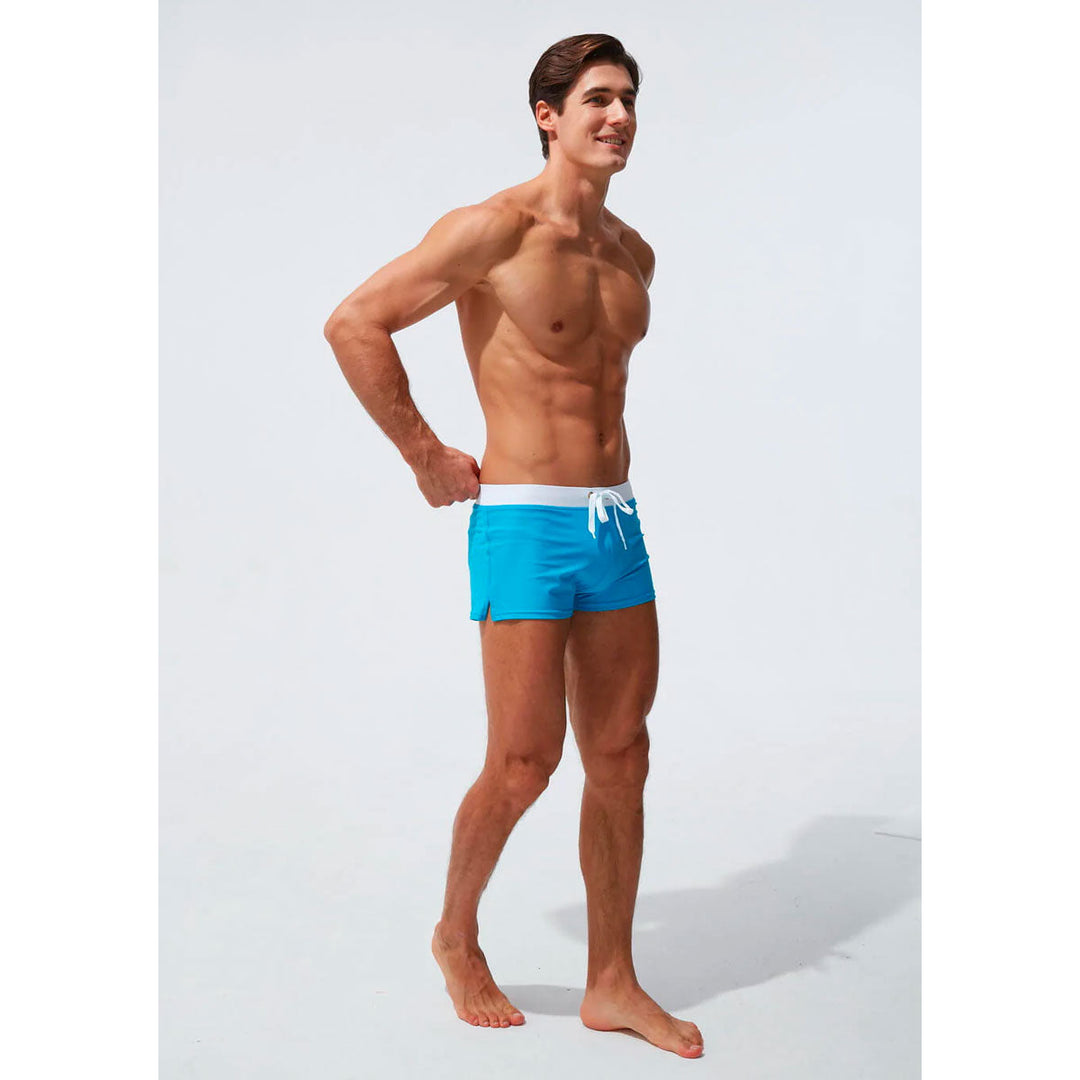 Moderne badeshorts, model 2024 i armygrøn, elegant design, komfortlinning, ideel til strand eller svømmehal, stilfuldt look