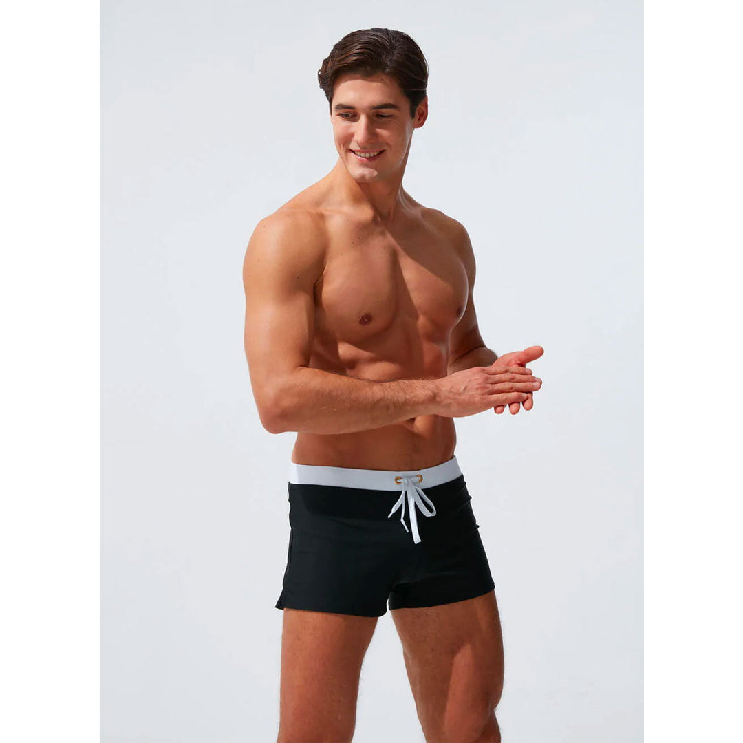 Moderne badeshorts, model 2024 i armygrøn, elegant design, komfortlinning, ideel til strand eller svømmehal, stilfuldt look