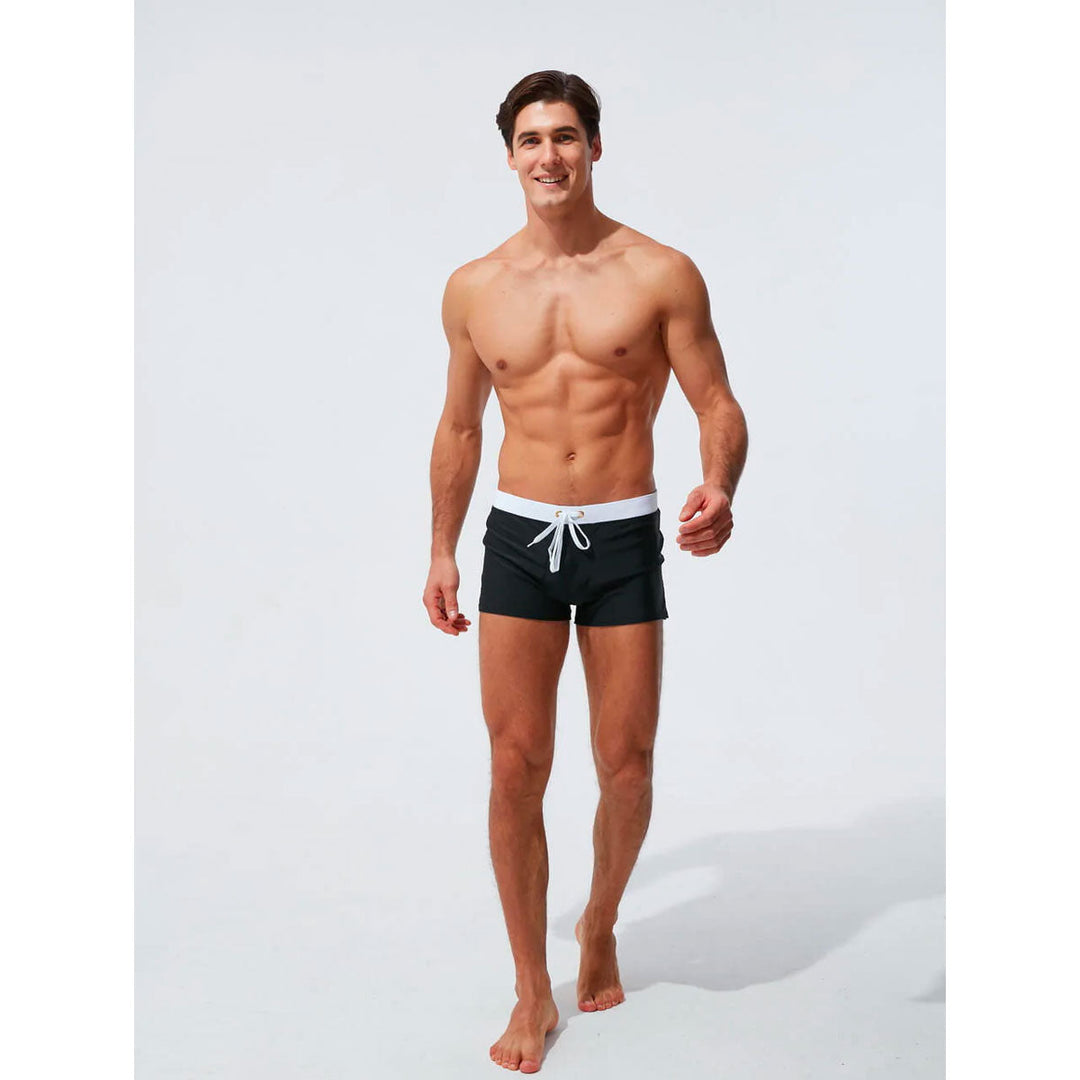 Moderne badeshorts, model 2024 i armygrøn, elegant design, komfortlinning, ideel til strand eller svømmehal, stilfuldt look
