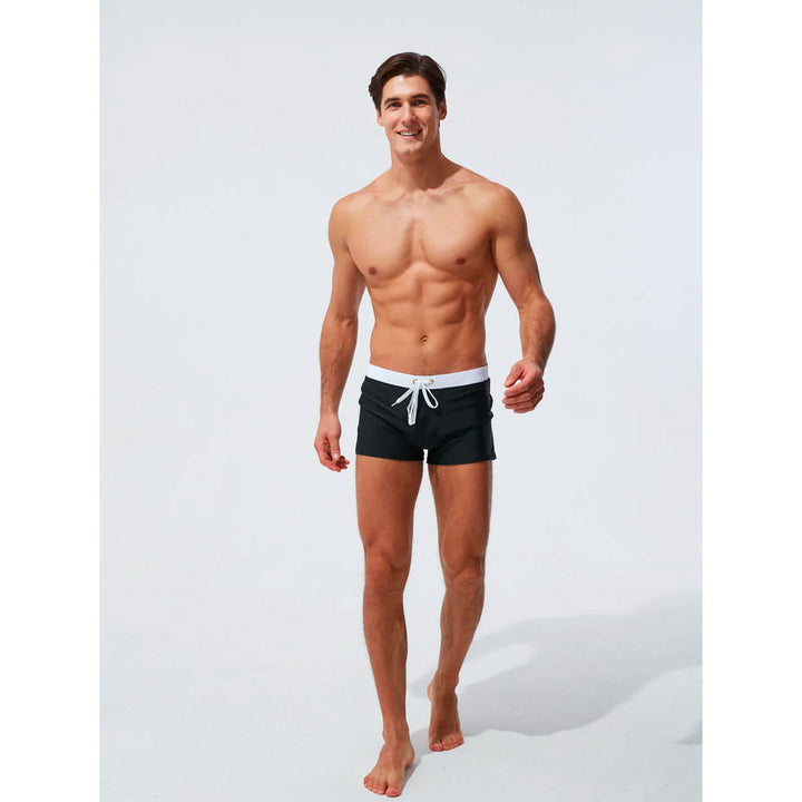 Moderne badeshorts, model 2024 i armygrøn, elegant design, komfortlinning, ideel til strand eller svømmehal, stilfuldt look