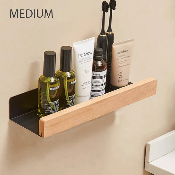 Detalje af den moderne badeværelseshylde. Kvalitetsmateriale for holdbar og elegant badeværelsesindretning.