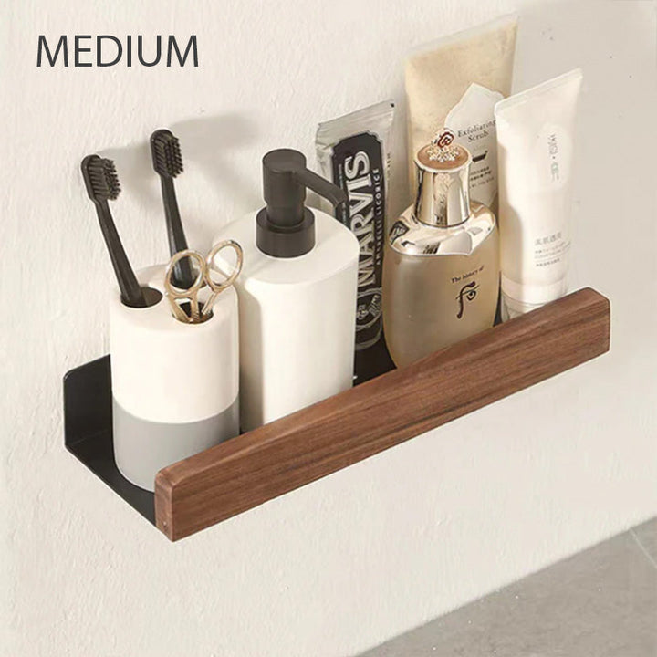 Organisering af badeværelset med en elegant vægmonteret hylde. Moderne design for en ryddelig plads.