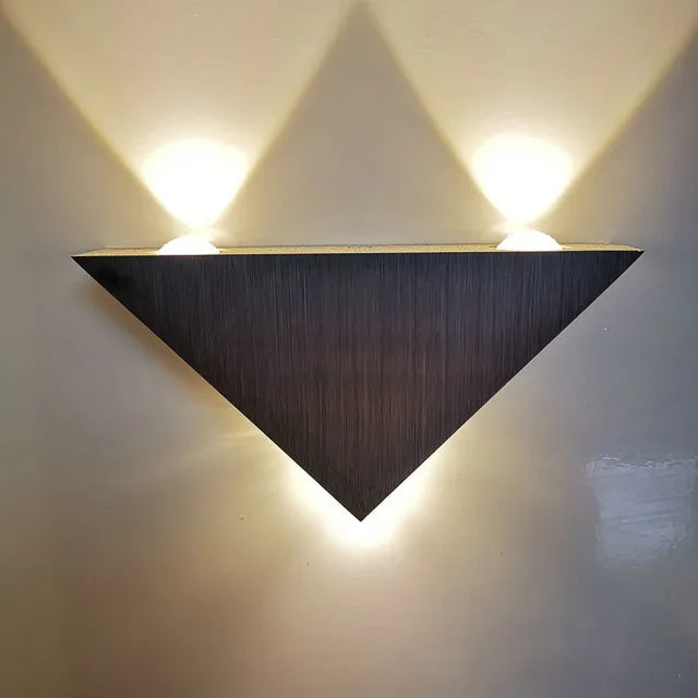 Moderne trekantet LED-væglampe i aluminium, PrismShine, til stilfulde rumaccenter og hyggeligt lys.