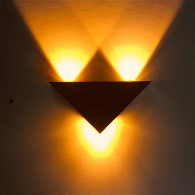 Moderne trekantet LED-væglampe i aluminium, PrismShine, til stilfulde rumaccenter og hyggeligt lys.