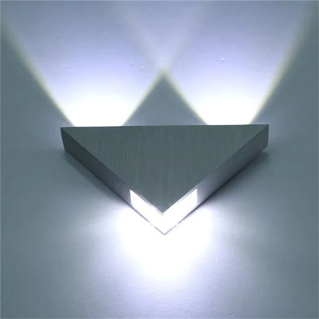Moderne trekantet LED-væglampe i aluminium, PrismShine, til stilfulde rumaccenter og hyggeligt lys.