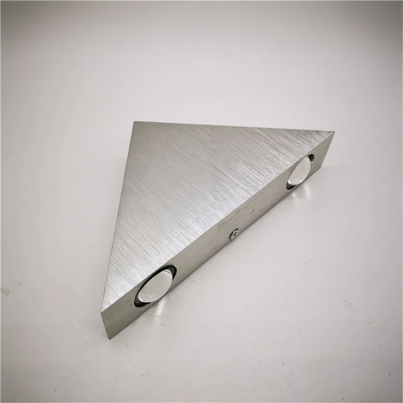 Moderne trekantet LED-væglampe i aluminium, PrismShine, til stilfulde rumaccenter og hyggeligt lys.