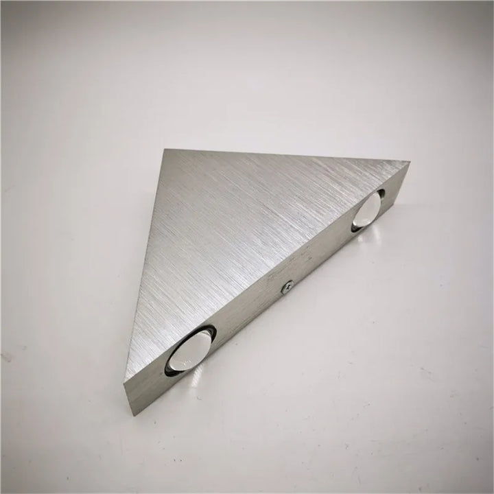 Moderne trekantet LED-væglampe i aluminium, PrismShine, til stilfulde rumaccenter og hyggeligt lys.