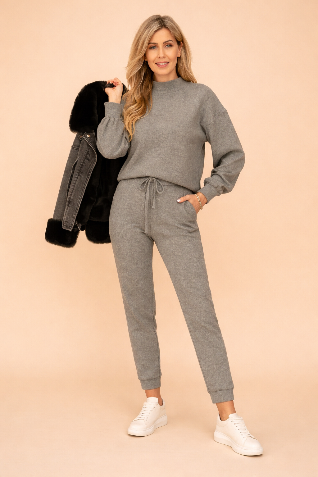 Todelt sæt til kvinder, bestående af figursyet sweatshirt og matchende bukser. Perfekt til afslappet elegance.