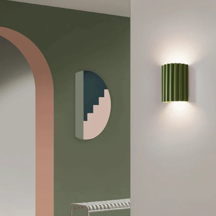 Elegant vægmonteret harpikslampe med moderne design, perfekt som dekorativt stemningslys.