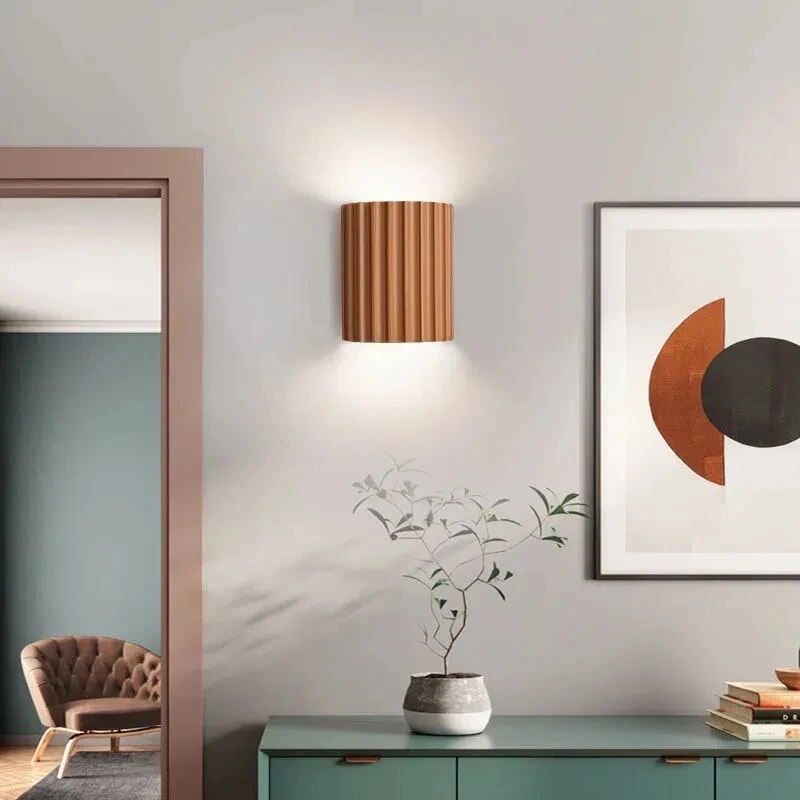 Moderne soveværelseslampe i harpiks. Vægmonteret design for blid indendørs belysning.