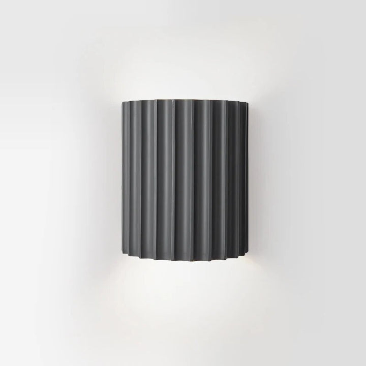 Nærbillede af moderne harpiks væglampe, der fremhæver dens unikke tekstur og stilfulde design.