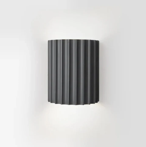 Moderne væglampe i harpiks med stilfuldt design og varmt lys, perfekt til skandinaviske og minimalistiske rum.