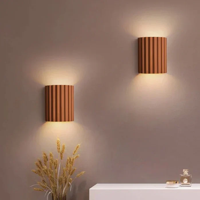 Moderne væglampe i harpiks med stilfuldt design og varmt lys, perfekt til skandinaviske og minimalistiske rum.