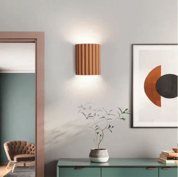 Moderne væglampe i harpiks med stilfuldt design og varmt lys, perfekt til skandinaviske og minimalistiske rum.