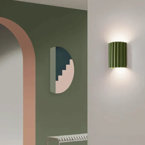 Moderne væglampe i harpiks med stilfuldt design og varmt lys, perfekt til skandinaviske og minimalistiske rum.