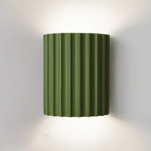 Moderne væglampe i harpiks med stilfuldt design og varmt lys, perfekt til skandinaviske og minimalistiske rum.