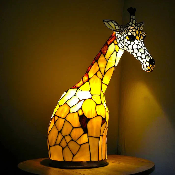 Moderne kunstlampe med elegante linjer og tidløst design, der passer ind i enhver indretning og giver alsidig belysning.