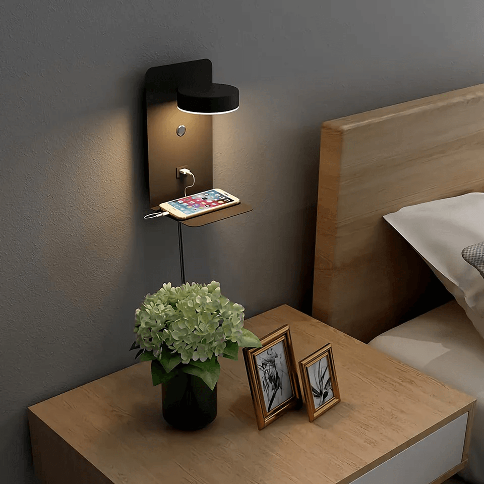 Moderne LED bordlampe med drejelig lys og trådløs oplader, perfekt til natbordet eller kontoret.