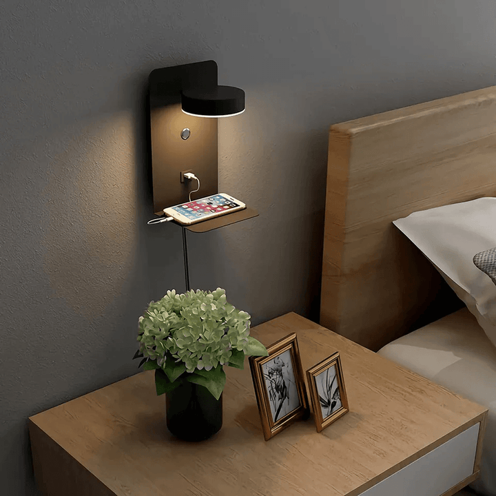 Moderne LED bordlampe med drejelig lys og trådløs oplader, perfekt til natbordet eller kontoret.