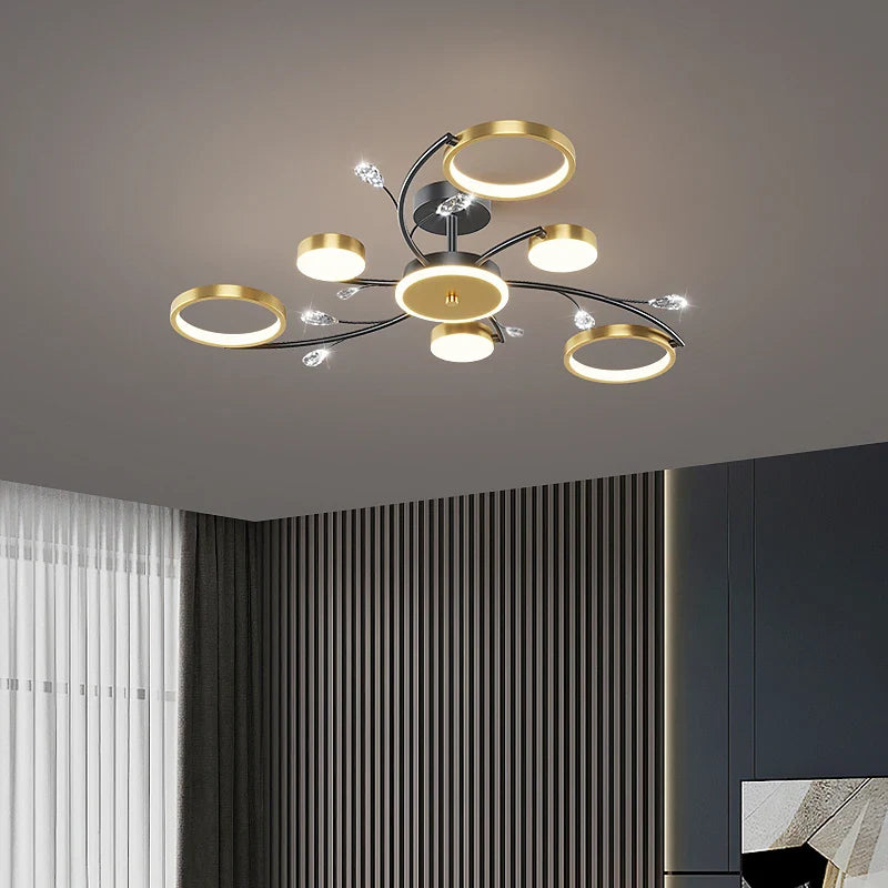 Moderne LED-loftlampe, dæmpbar, i elegant guld-sort, for stilfuldt udtryk i soveværelse og spisestue.