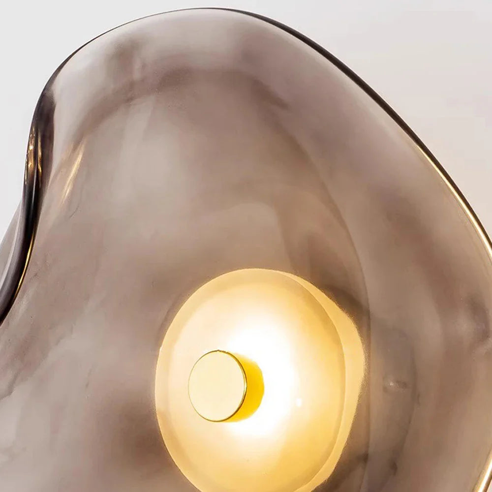 Moderne LED væglampe i glas med transparent skærm, energibesparende og ideel til stilfulde hjemme- eller kontorrum.