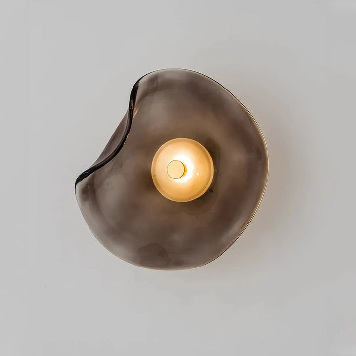 Moderne LED væglampe i glas med transparent skærm, energibesparende og ideel til stilfulde hjemme- eller kontorrum.