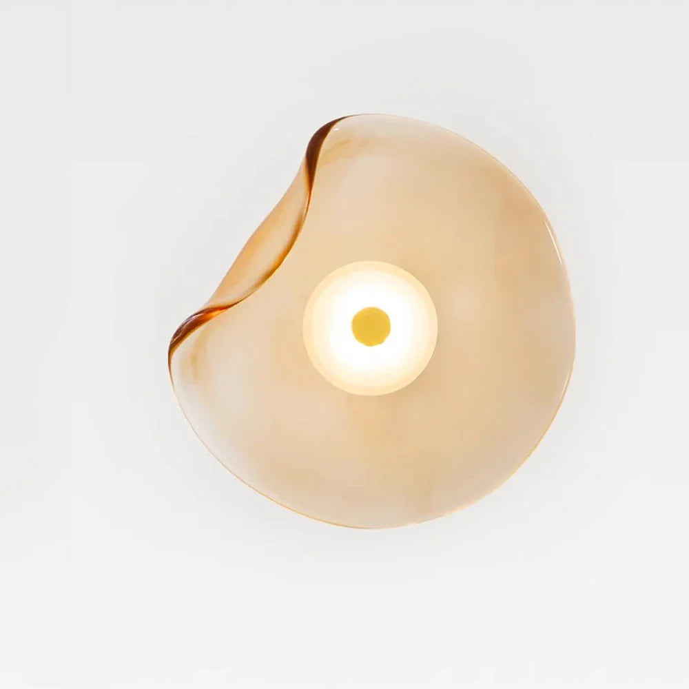 Moderne LED væglampe i glas med transparent skærm, energibesparende og ideel til stilfulde hjemme- eller kontorrum.