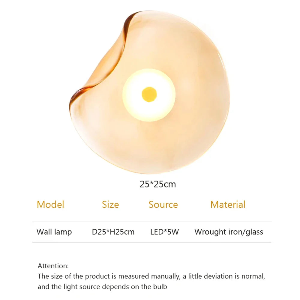 Moderne LED væglampe i glas med transparent skærm, energibesparende og ideel til stilfulde hjemme- eller kontorrum.