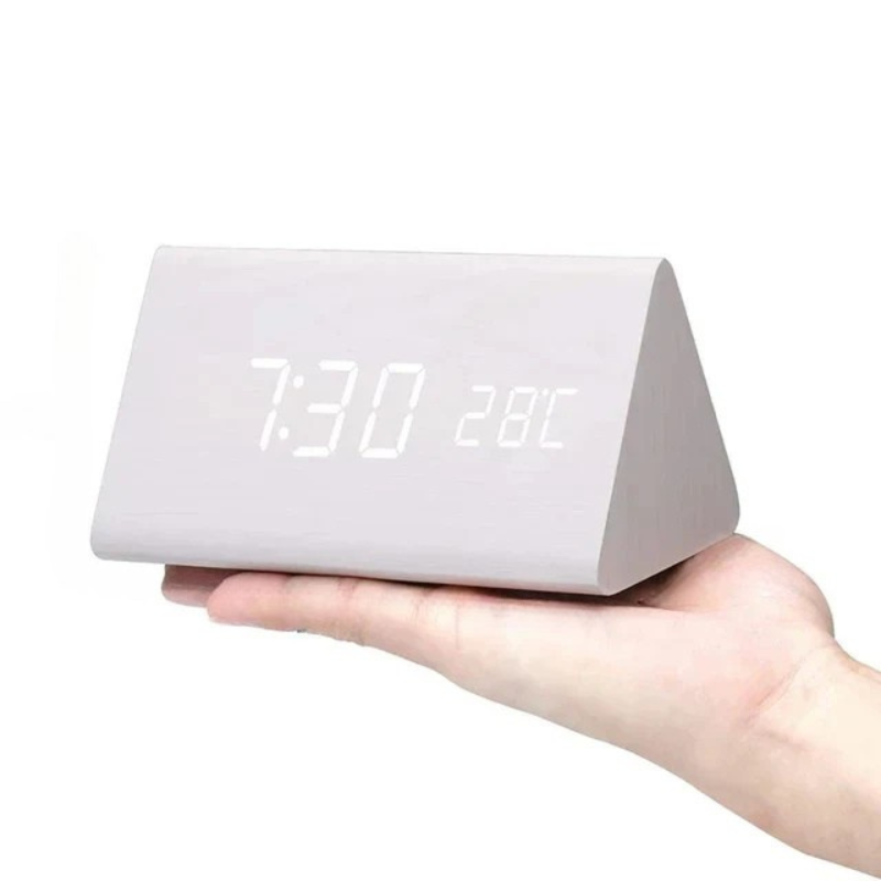 "Moderne LED-Holzuhr mit sprachgesteuerter Funktion, klarem Display und elegantem Holzdesign für stilvollen Wohnbereich."